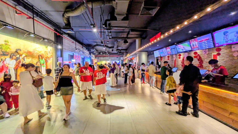 Some supermarkets and shopping centers operating during Tet, commodity prices are basically stable, there is no shortage or sudden increase. Photo: Le Tu