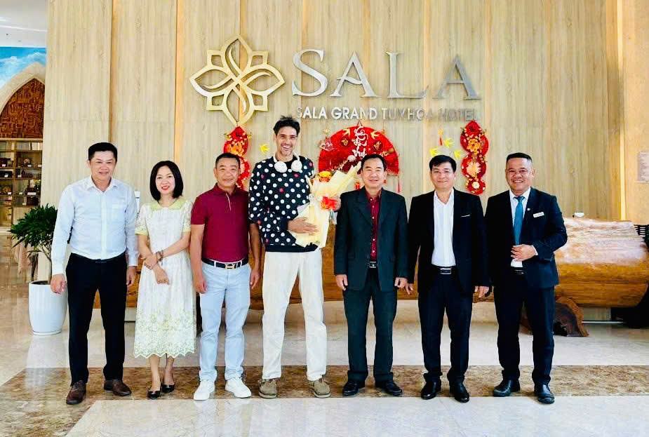 Functional agencies of Dak Lak province give gifts to international tourists visiting the locality on the first day of spring. Photo: Nguyen Duc