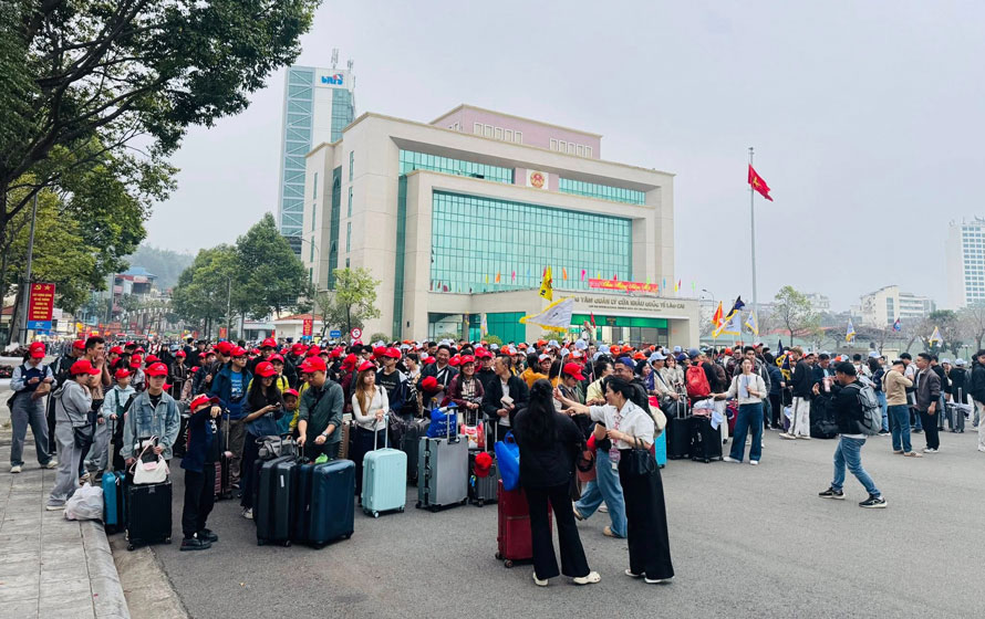 The Lao Cai International Border Gate area is crowded with tourists coming to complete customs clearance procedures. Photo: Quang Huy.