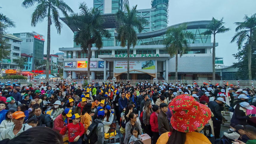 Lượng khách xuất ngoại đông thể hiện sức hút của du lịch qua Cửa khẩu Quốc tế Lào Cai dịp Tết Nguyên đán Bính Ngọ 2026. Ảnh: Hương Lan