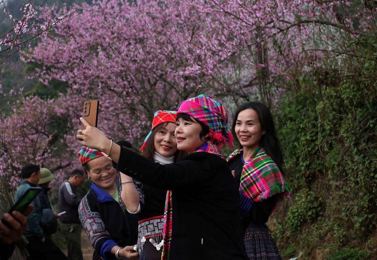 Nhiều du khách lựa chọn du lịch trải nghiệm tại các địa điểm phong cảnh đẹp như Y Tý, Lùng Cúng. Ảnh: Mai Oanh