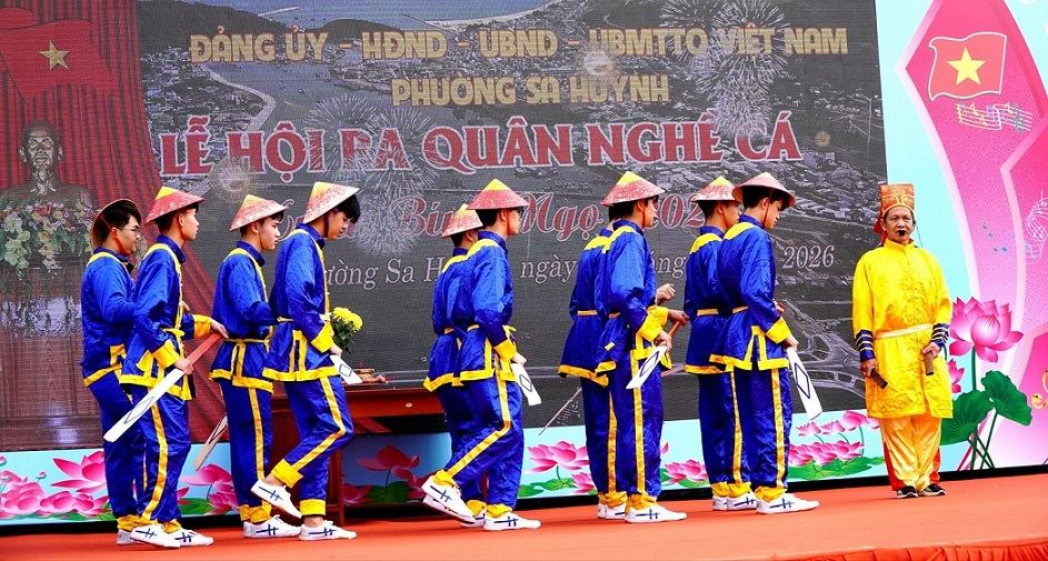 Ngư dân làng chài hát bả trạo cầu ngư tại Lễ hội ra quân nghề cá Xuân Bính Ngọ 2026 phường Sa Huỳnh. Ảnh: Thanh Nhị