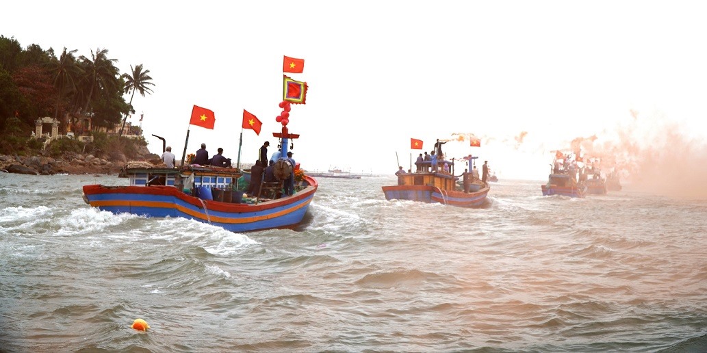 Tàu cá phường Sa Huỳnh cắm cờ Tổ quốc nối đuôi nhau ra khơi sau lễ ra quân, mang theo niềm tin, ước vọng một năm đánh bắt thắng lợi, mùa vụ bội thu. Ảnh: Thanh Nhị