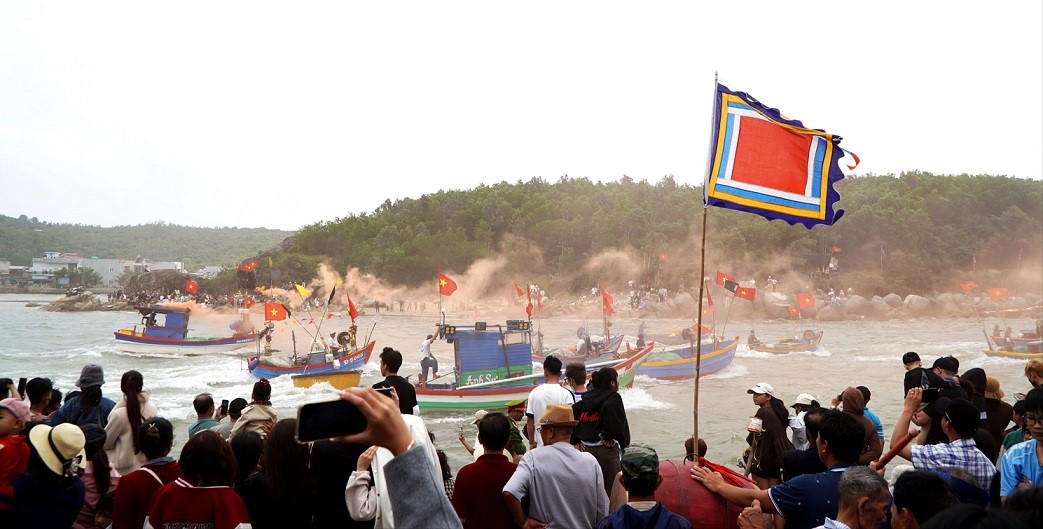 A large number of people from fishing villages came to cheer for the 2026 Binh Ngo Spring Fishing Festival in Sa Huynh ward, Quang Ngai province. Photo: Thanh Nhi