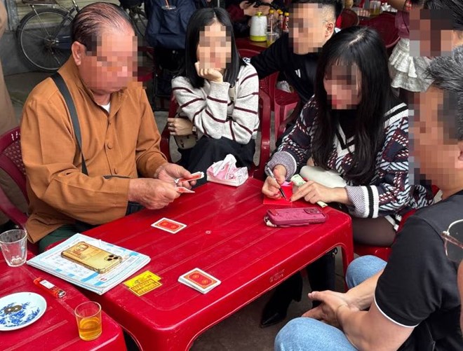 Bói bài tây xuất hiện tại Đền Đồng Bằng mùng 3 Tết