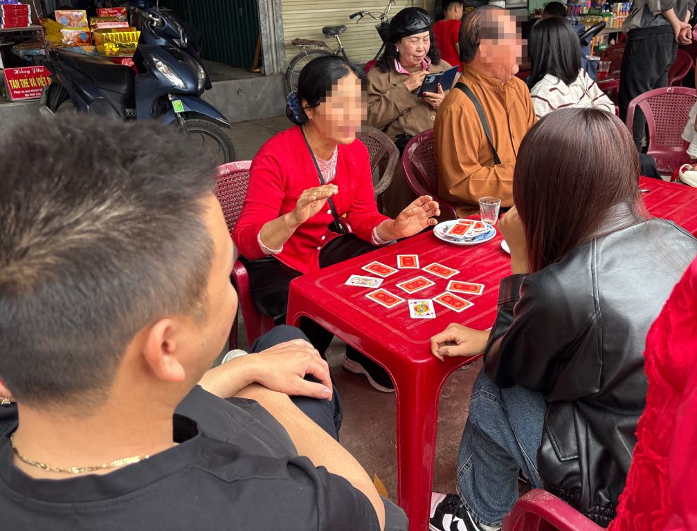 Hình ảnh bói bài tây tại khu vực Đền Đồng Bằng. Ảnh: Bảo Hân 