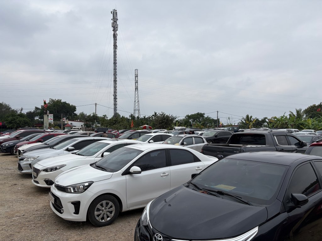 Bãi xe ô tô, xe máy đều chật kín. Ảnh: Bảo Hân 
