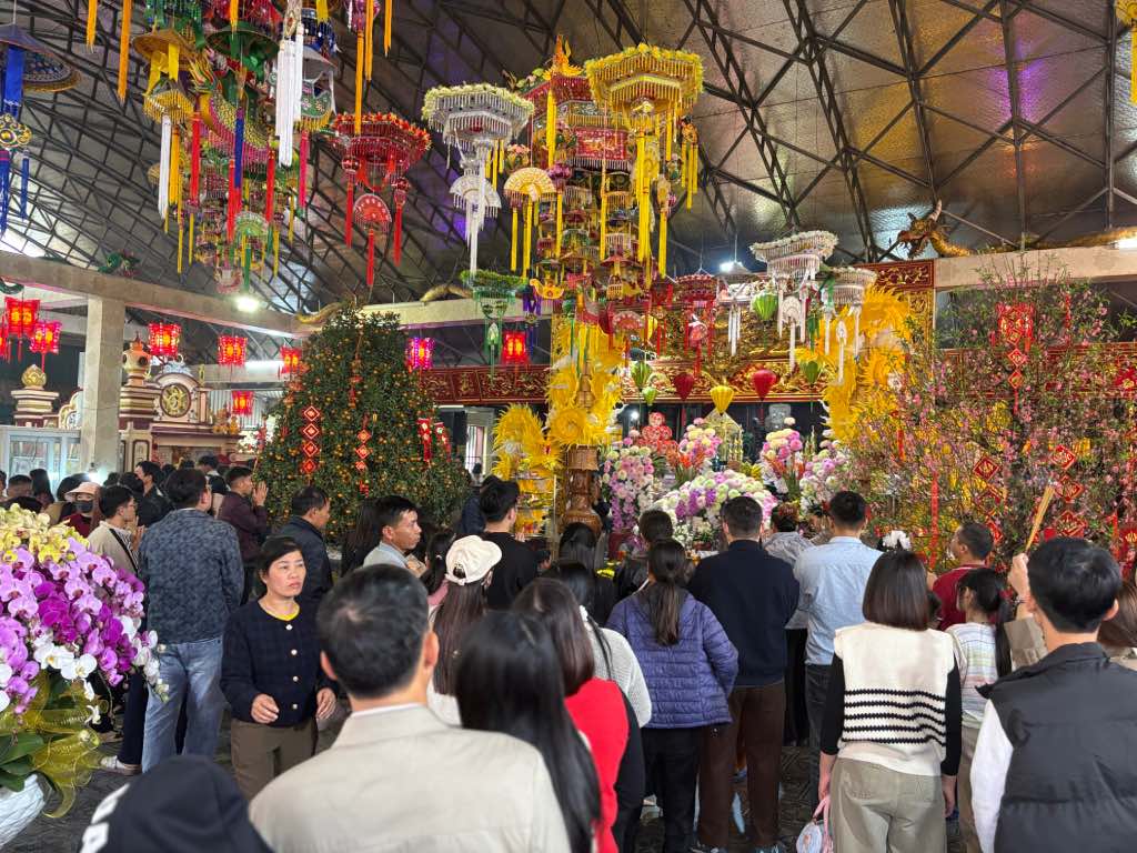 Rất đông người dân vào lễ ở Đền Đồng Bằng. Ảnh: Bảo Hân 