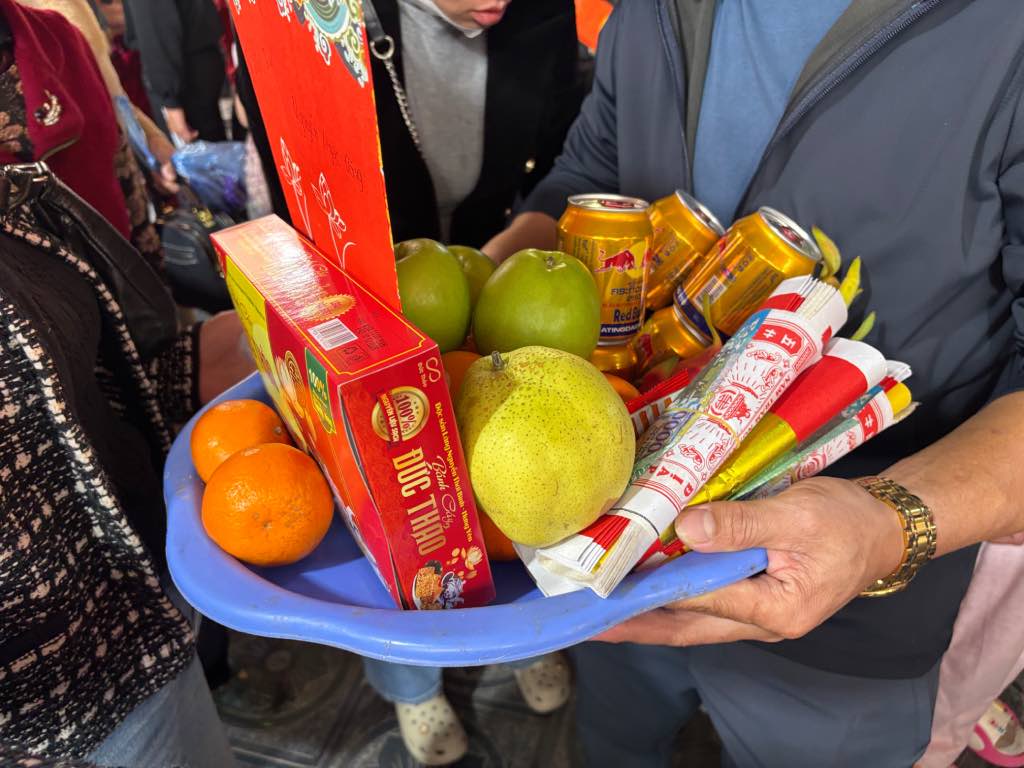 Người dân dâng lễ tại Đền Đồng Bằng. Ảnh: Bảo Hân 