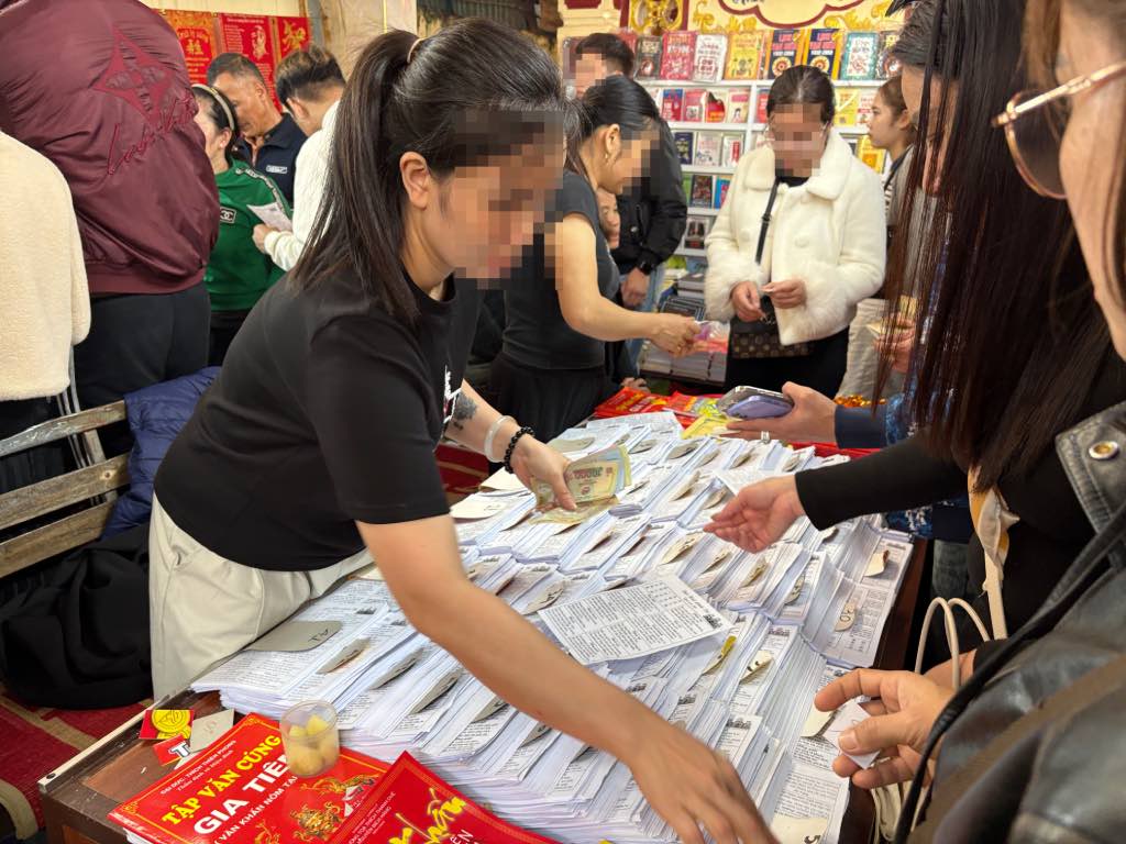 Lá số tử vi được người dân lấy ở trong Đền Đồng Bằng. Ảnh: Bảo Hân 