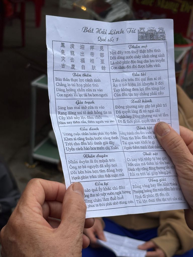 Một lá số tử vi được người dân lấy trong đền. Ảnh: Bảo Hân 