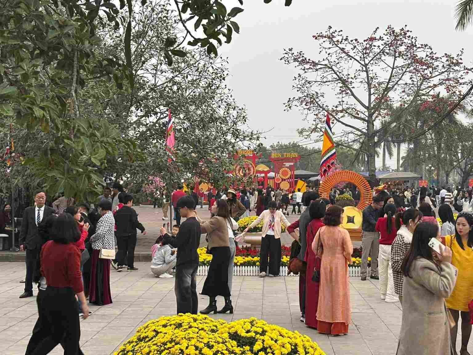 Trong ngày mùng 3 Tết, khu vực sân đền và khu chính điện luôn đông kín người. Ảnh: Quang Hiếu