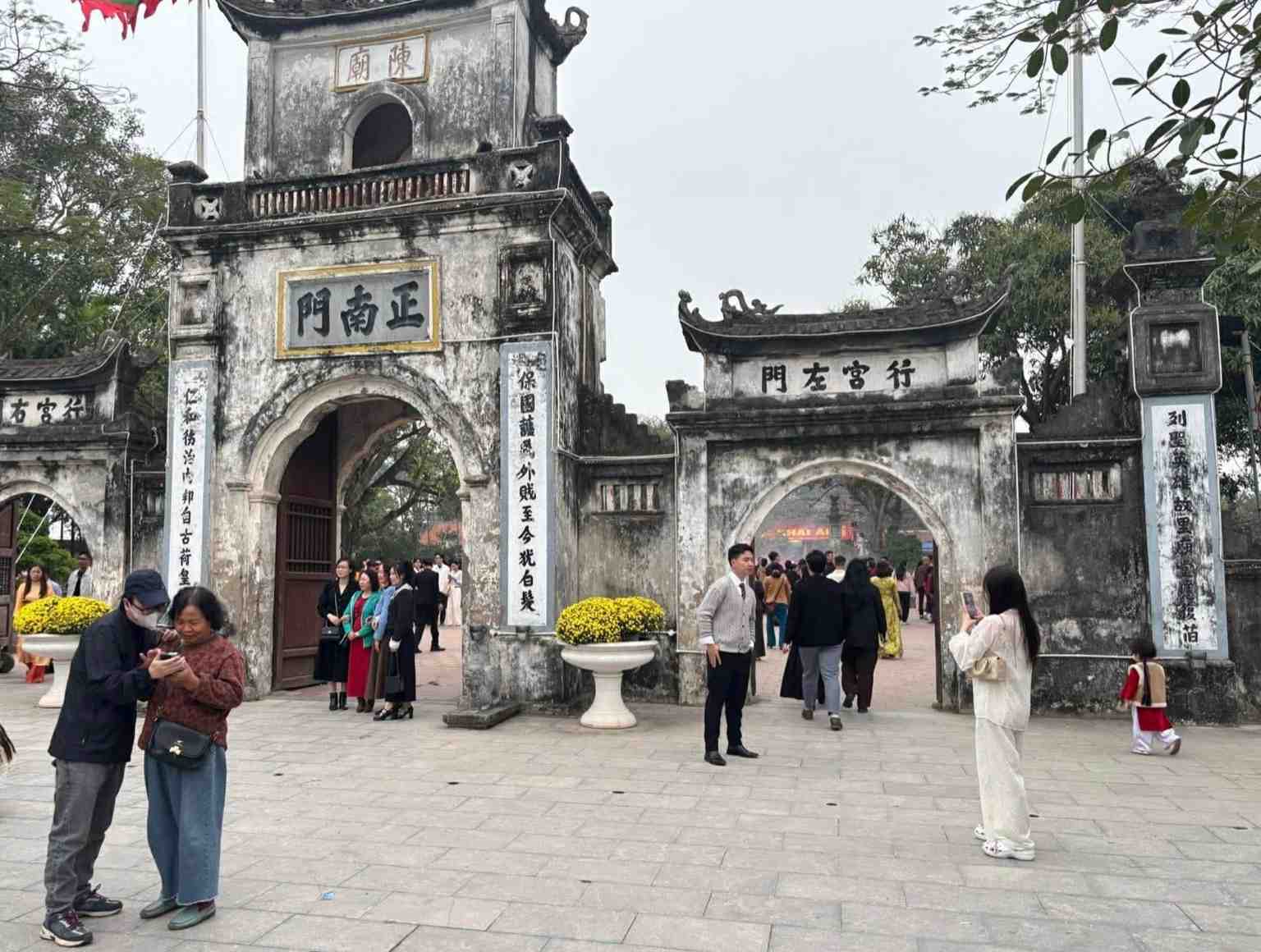 Nhiều du khách tranh thủ chụp ảnh lưu niệm tại sân đền. Ảnh: Thuỳ Linh.