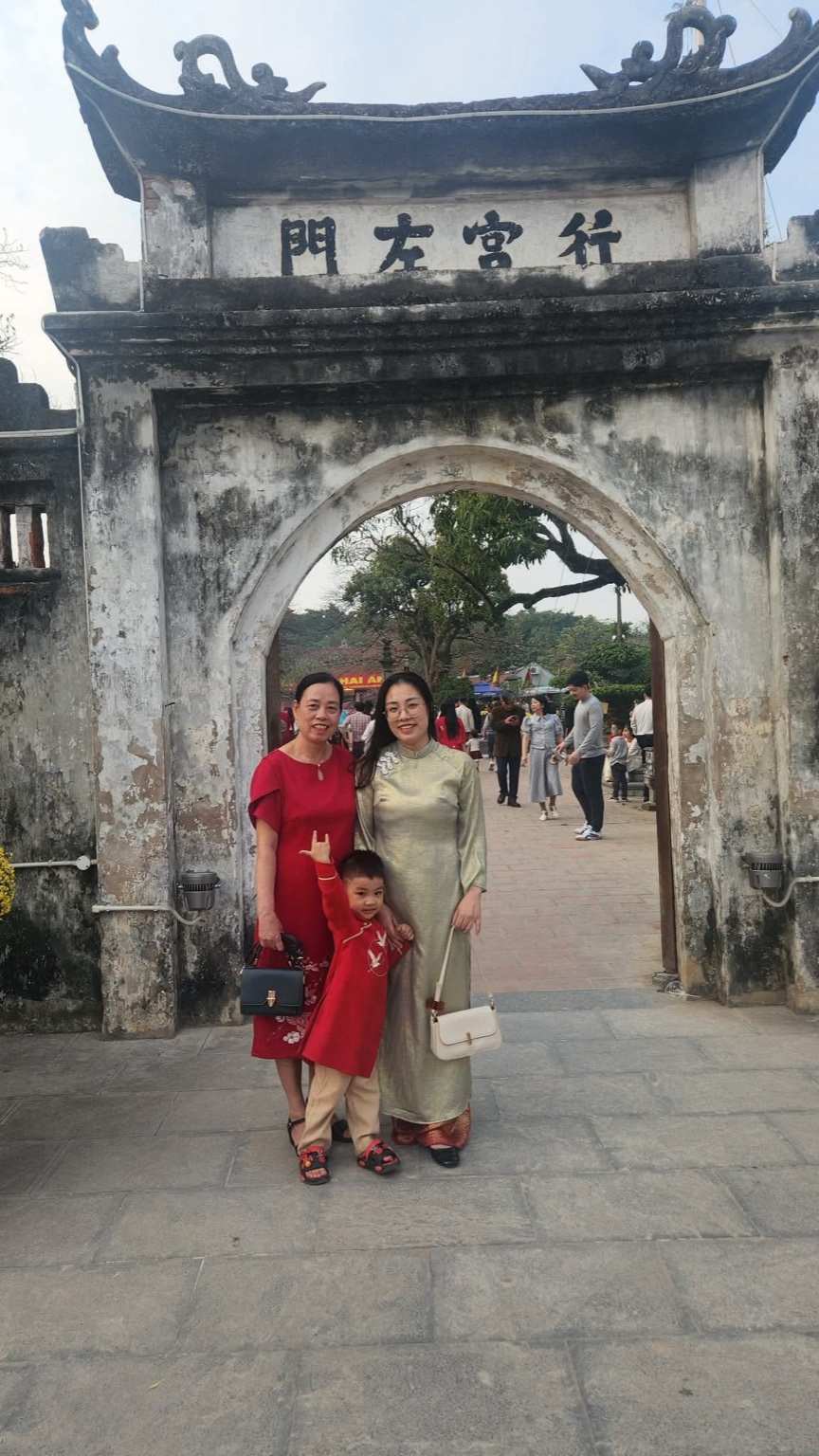 Gia đình chị Phạm Thu Hà luôn giữ thói quen đi đền Trần dịp đầu năm. Ảnh: Nhân vật cung cấp.