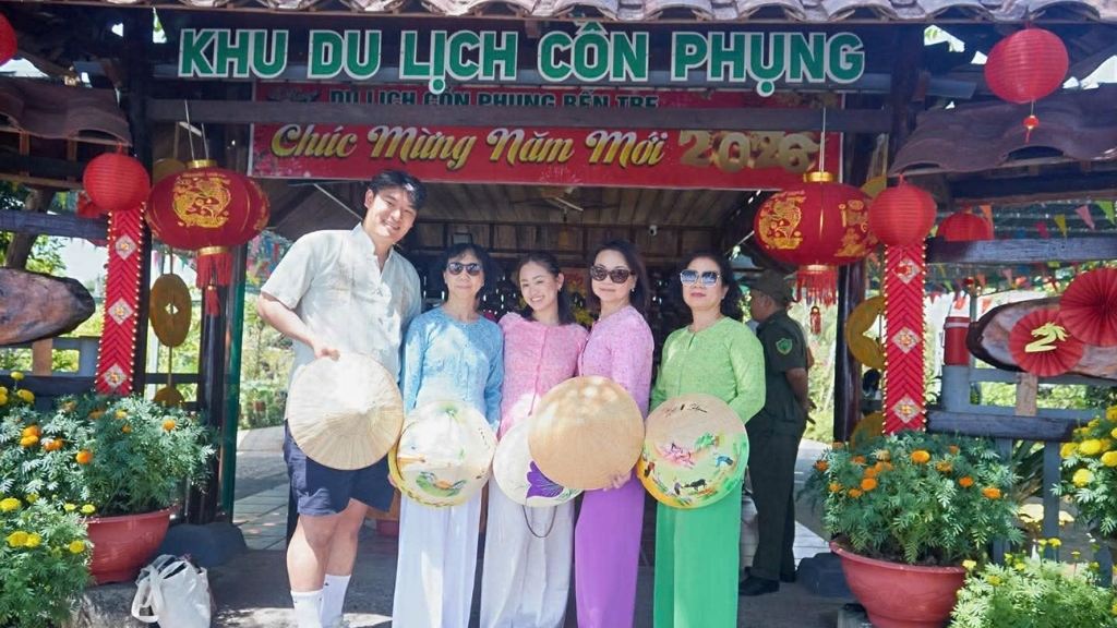 Du khách vui xuân, tham quan trong dịp Tết Nguyên đán, lượng khách tăng so cùng kỳ. Ảnh: Hoàng Lộc