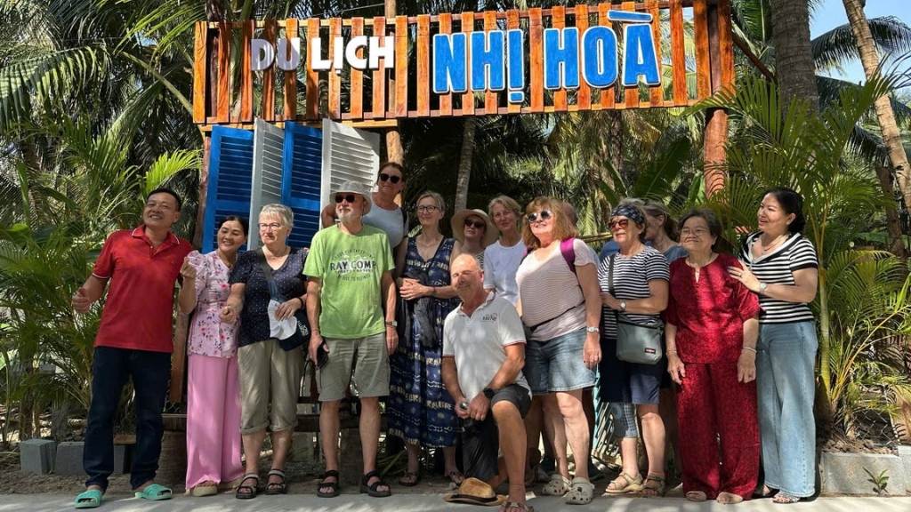 観光客数の増加は、テト(旧正月)期間中のヴィンロン省の観光収入の回復に貢献しています。写真:ホアン・ロック