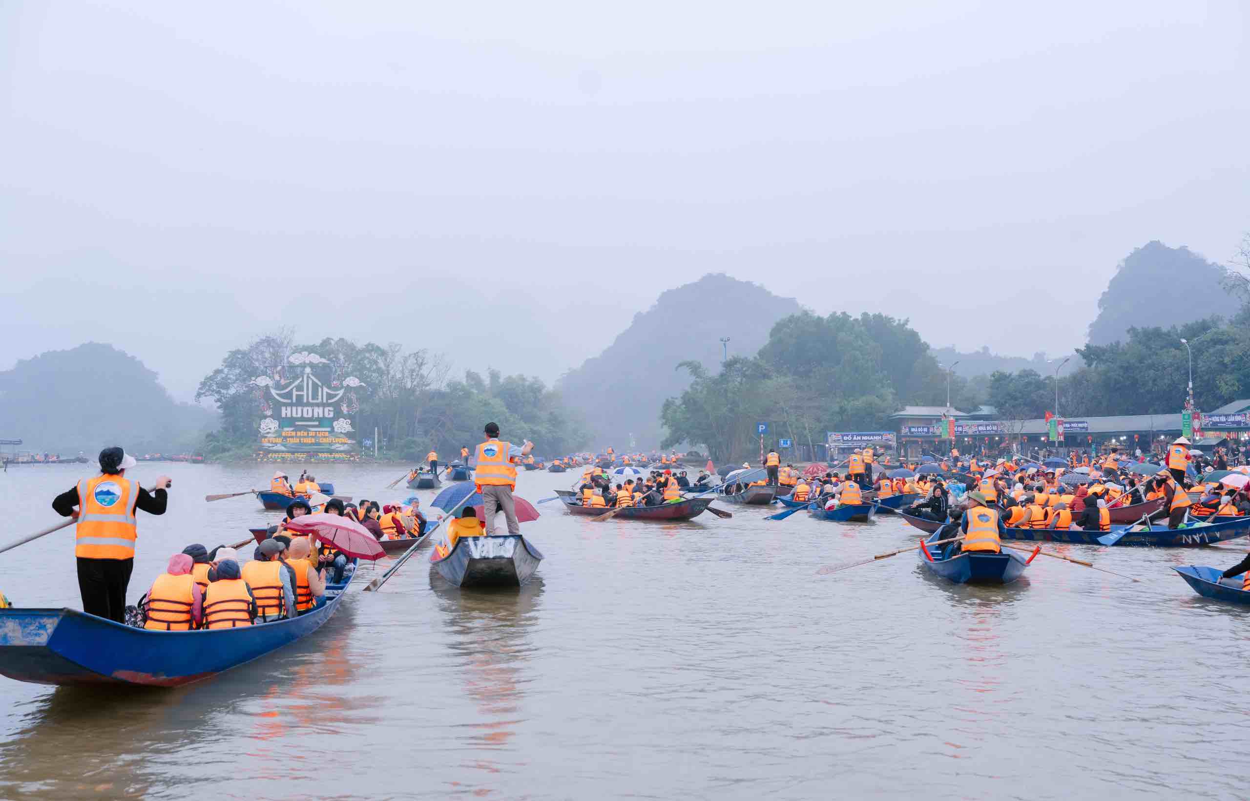 Người dân và du khách thập phương đến Chùa Hương trong ngày 19.2. Ảnh: Linh Phạm