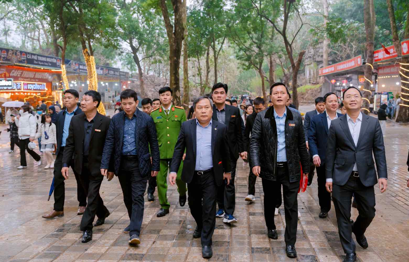 Chairman of Hanoi People's Committee Vu Dai Thang and the working delegation inspect the landscape of the area along the route to Thien Tru Pagoda. Photo: Linh Pham