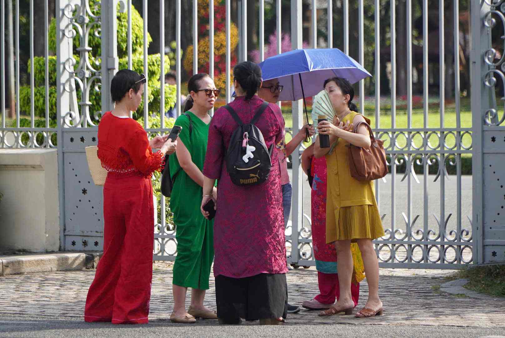 Người dân chụp ảnh vui xuân trước Dinh Độc Lập. Ảnh: Chân Phúc