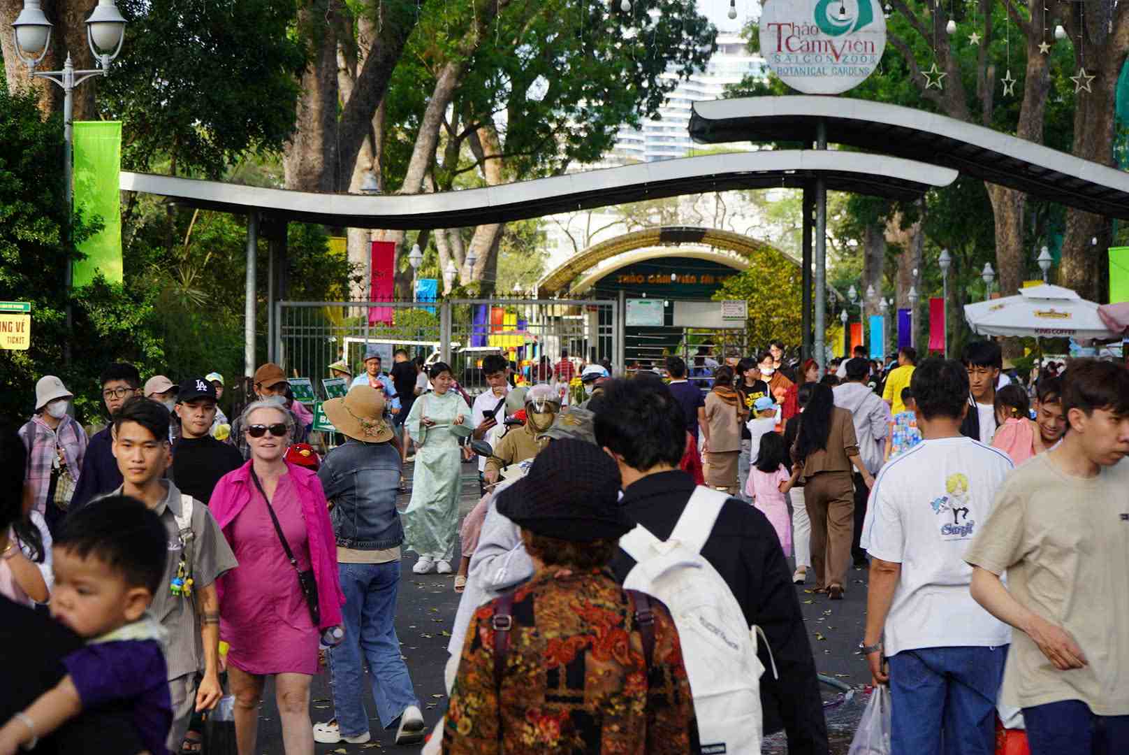 Đông đúc người dân tham quan ở Thảo Cầm Viên Sài Gòn. Ảnh: Chân Phúc