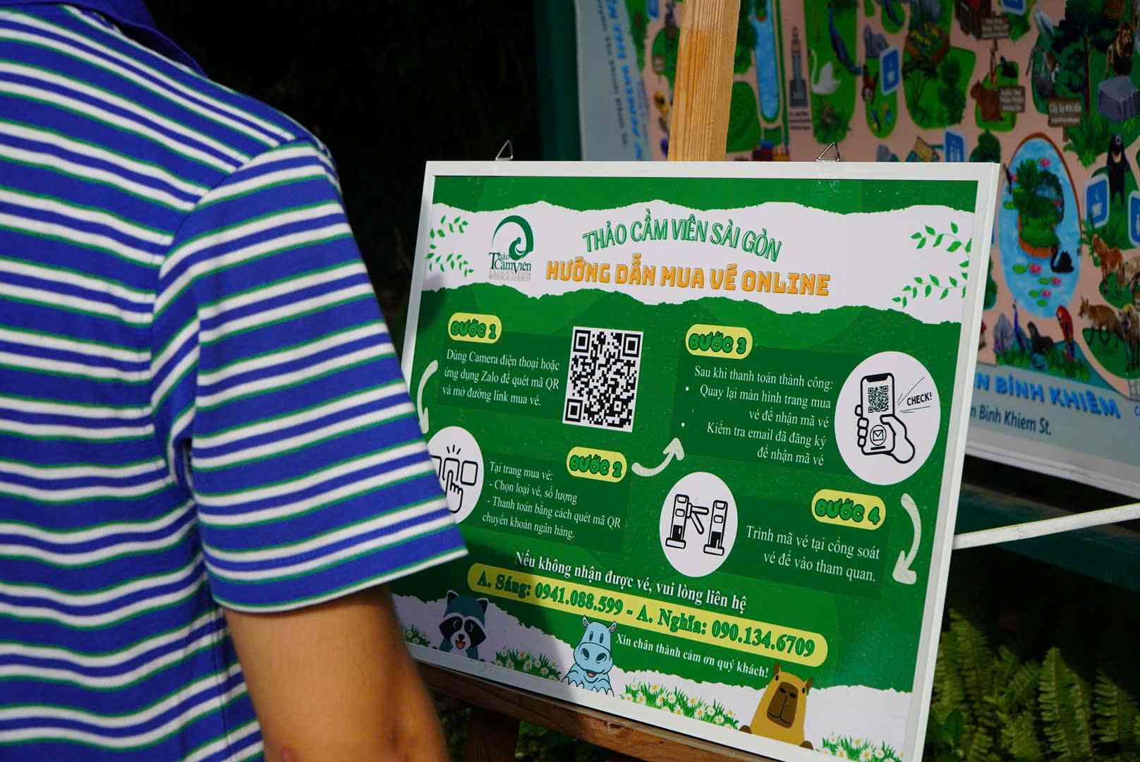 Bảng hướng dẫn người dân đặt vé online tham quan Thảo Cầm Viên. Ảnh: Chân Phúc