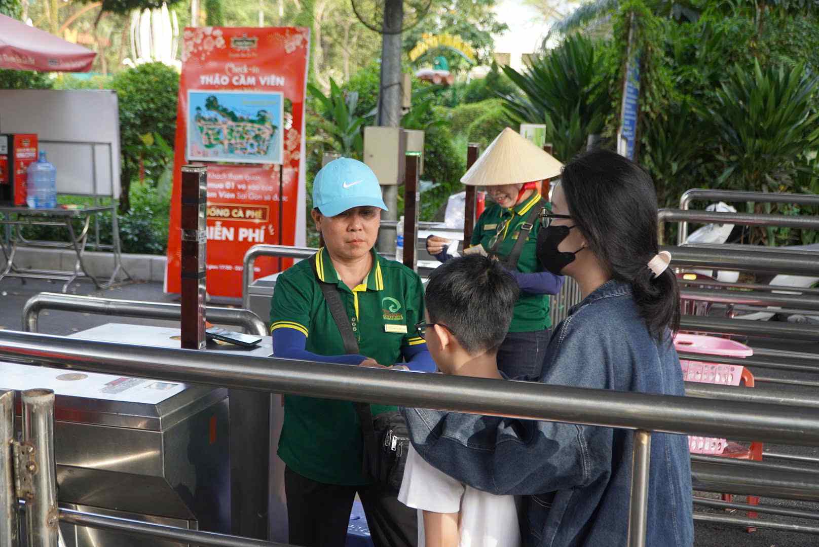 Du khách vào tham quan Thảo Cầm Viên. Ảnh: Chân Phúc