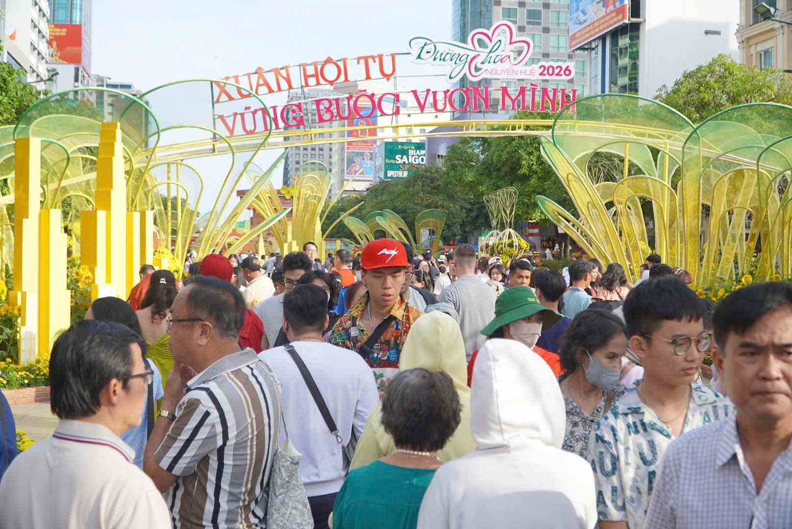 Đông đúc người dân đổ về trung tâm TPHCM tham quan, du xuân chiều mùng 3 Tết. Ảnh: Chân Phúc