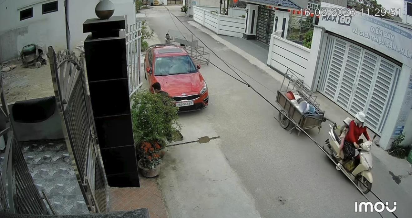 Car parked on the roadside damaged after a collision in Van Minh village. Photo extracted from camera