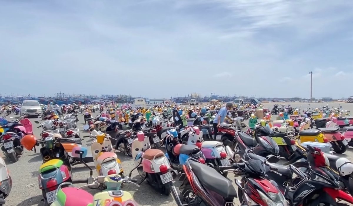 Xe máy cho du khách thuê tại cảng Phú Quý. Ảnh: Duy Tuấn 