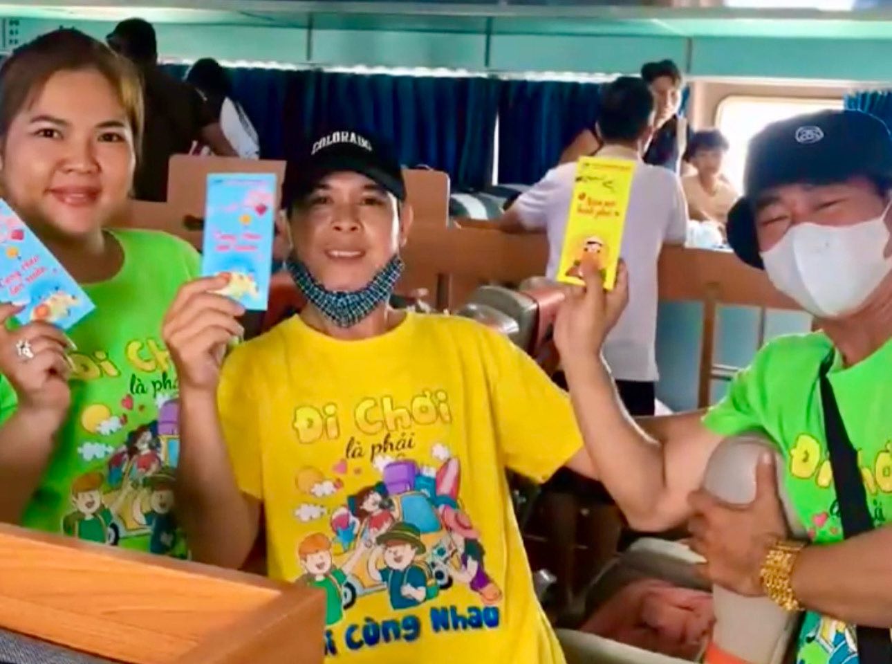 Du khách được nhà tàu lì xì đầu năm. Ảnh: Phạm Duy 