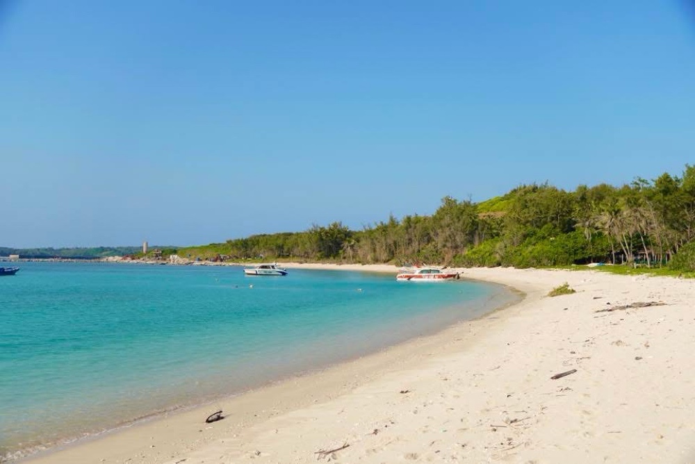 Hòn Tranh thu hút du khách với bãi biển hoang sơ. Ảnh: Phạm Duy 