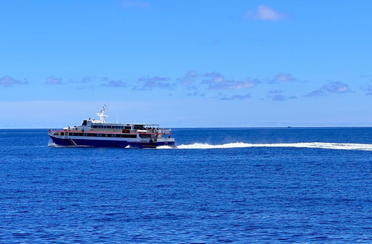 Tàu cao tốc đưa du khách ra đảo Phú Quý. Ảnh: Duy Tuấn 