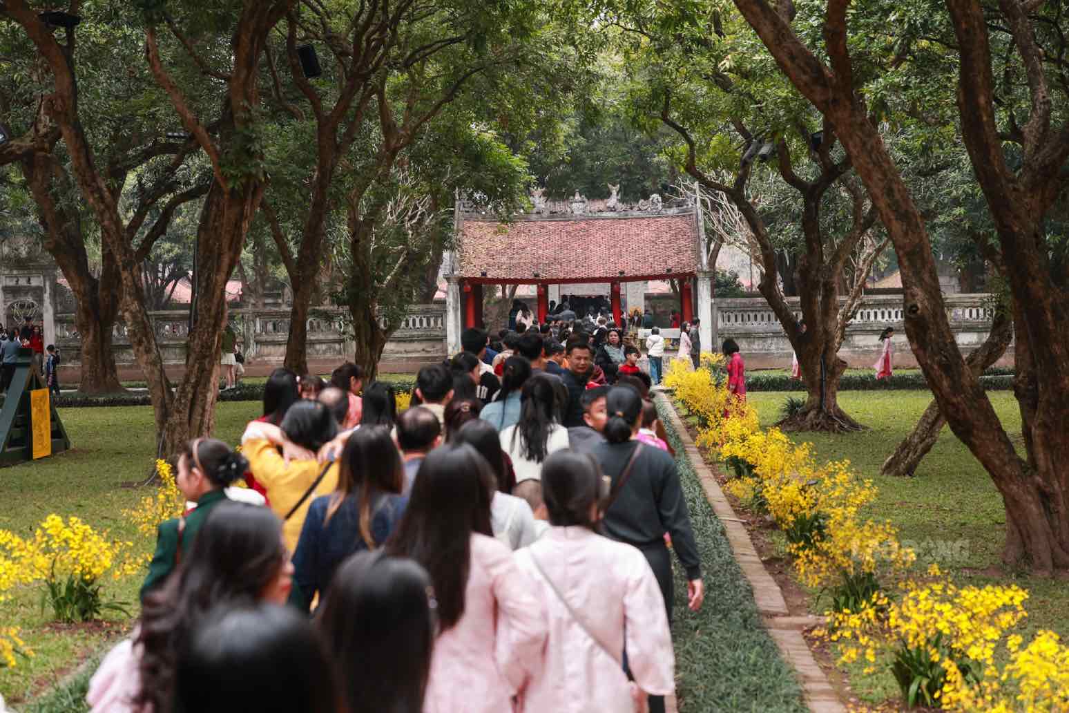 Crowds line up to enter Van Mieu - Quoc Tu Giam. Photo: Hai Nguyen