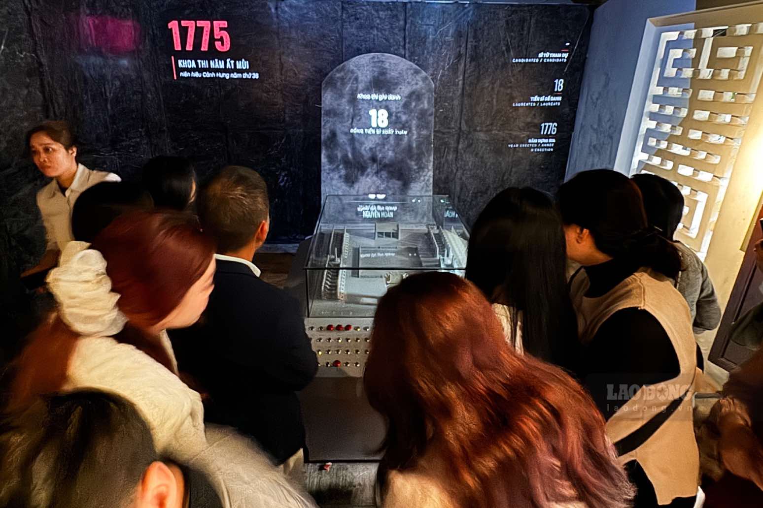 Du khách thăm quan Văn Miếu - Quốc Tử Giám trải nghiệm công nghệ trình chiếu bia Tiến sĩ với những chú giải chi tiết. Ảnh: Hải Nguyễn