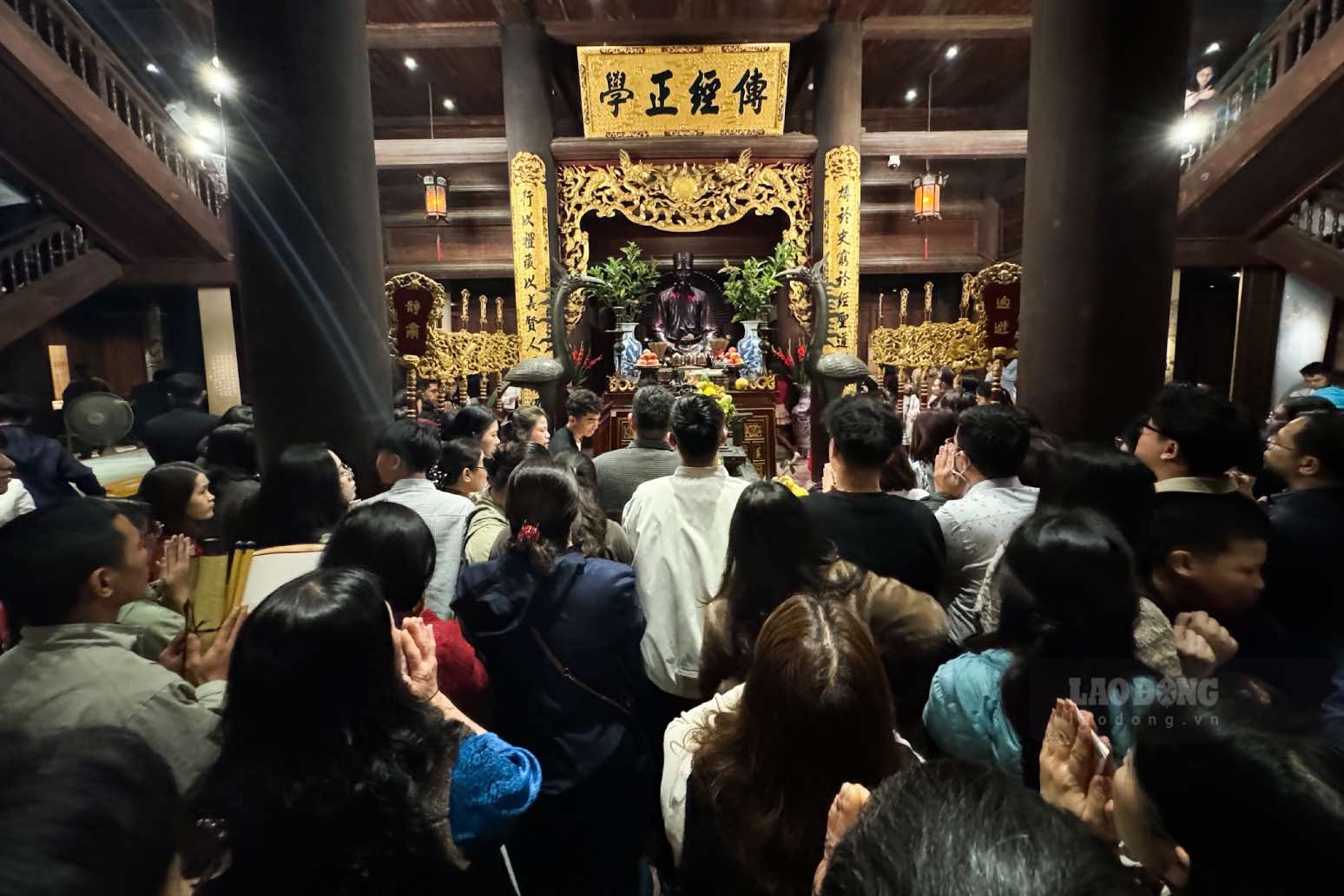 Người dân dâng lễ cầu cho việc học trôi chảy, năm mới bình an. Ảnh: Hải Nguyễn