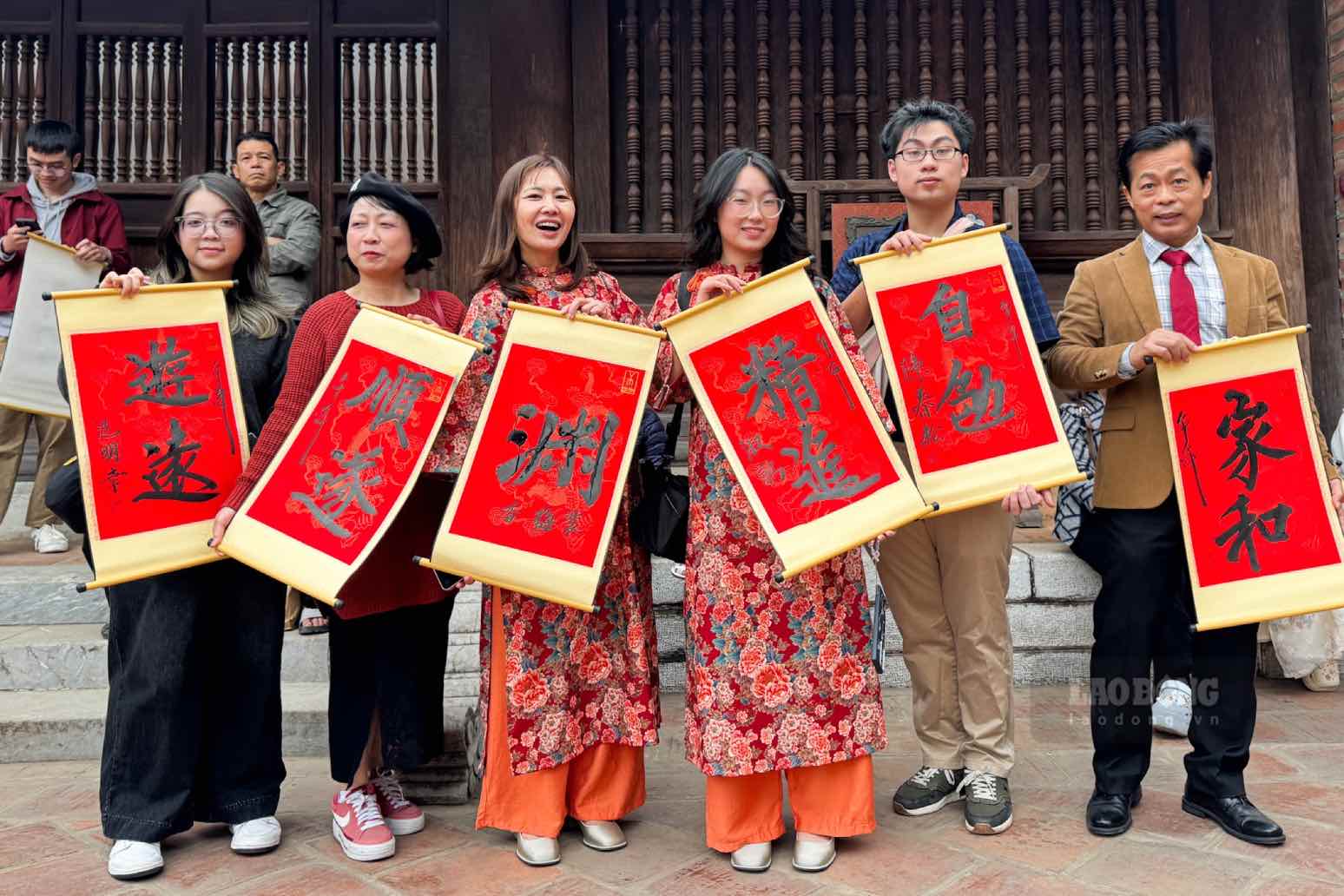 Chị Lý Hoài Anh (Hà Nội) đến Văn Miếu - Quốc Tử Giám xin chữ cùng gia đình. Ảnh: Hải Nguyễn