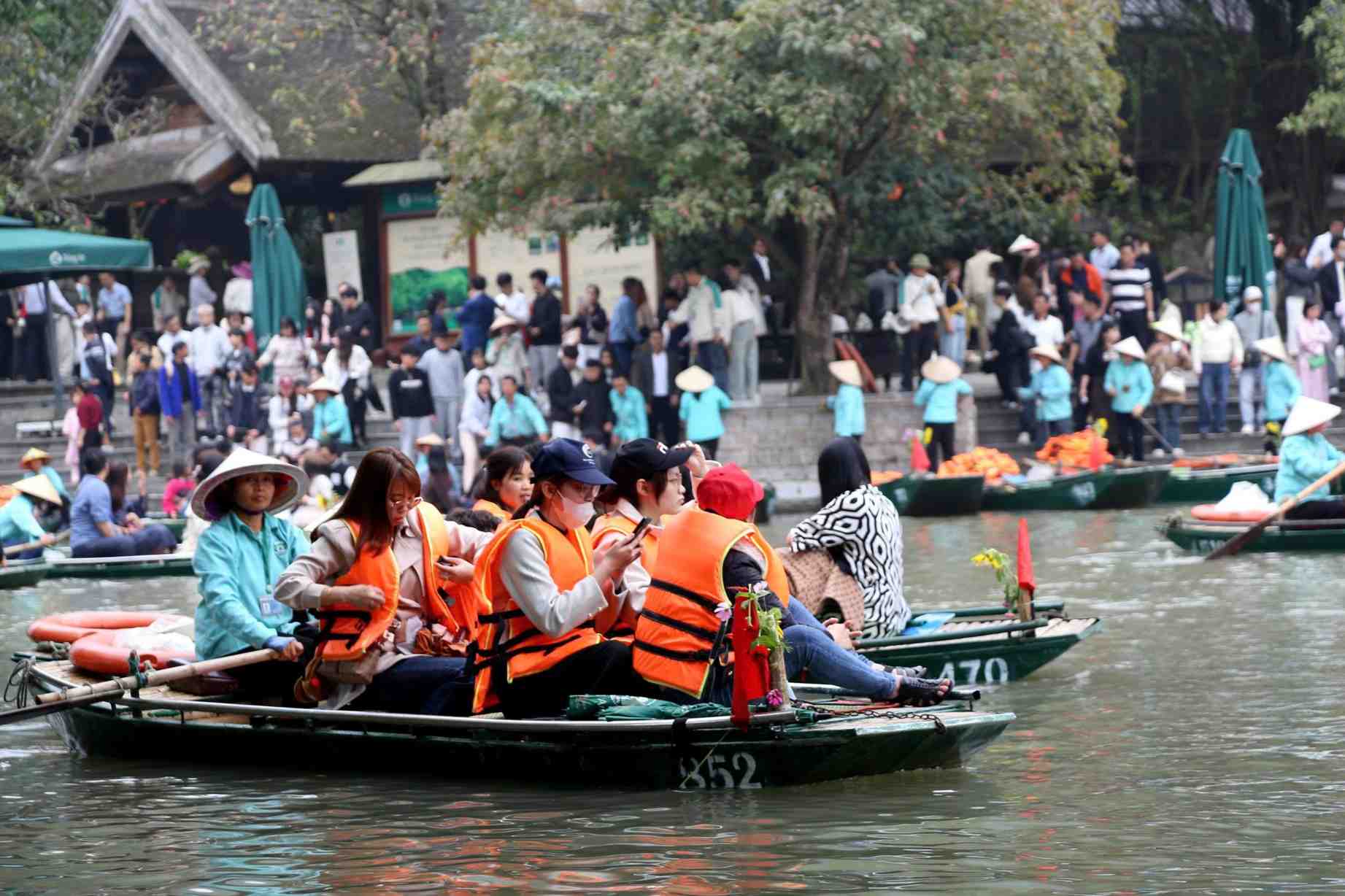 Khu vực bến thuyền Tràng An luôn trong tình trạng quá tải trong ngày 19.2 (tức ngày mùng 3 Tết). Ảnh: Diệu Anh