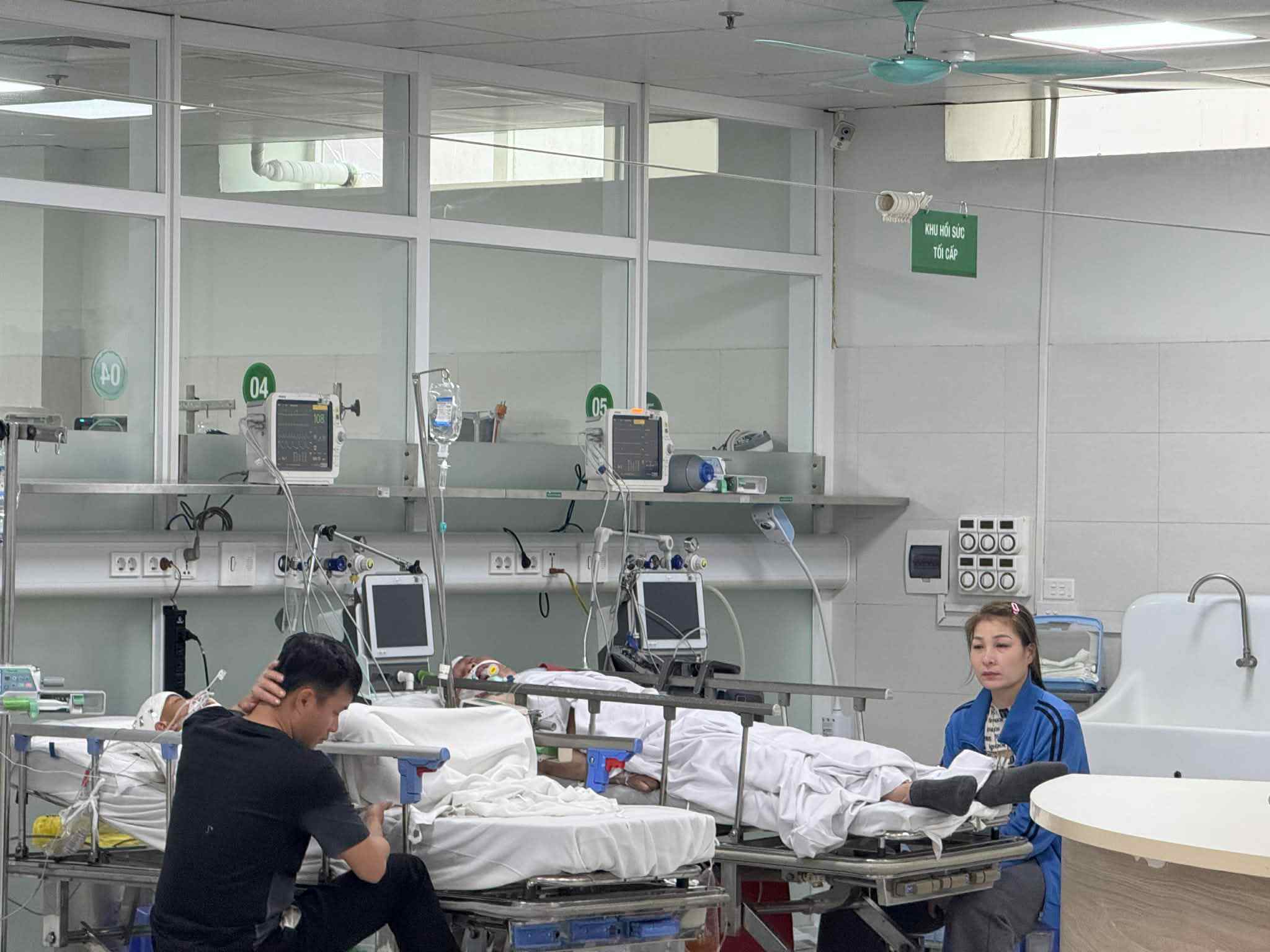 Tại các bệnh viện, bác sĩ vẫn căng mình cấp cứu người bệnh. Ảnh: Hà Lê