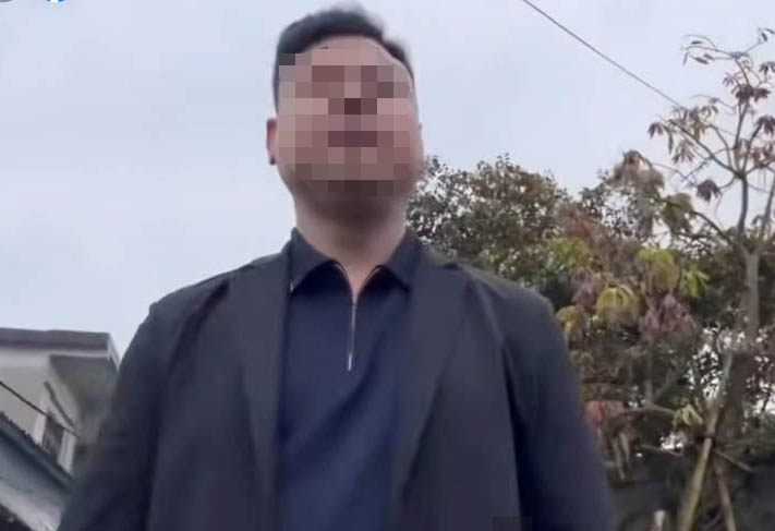 The driver of the car blocking the road in Ha Tinh is not a reporter. Photo cut from clip