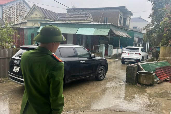 Khi Công an đến hiện trường, người đàn ông ở phường Trần Phú mới lái xe đi để phương tiện khác qua lại được. Ảnh cắt từ clip