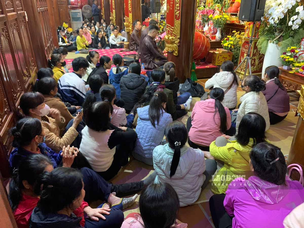 Phía ngoài và trong đền đông đảo người dân ngồi lễ cầu may đầu năm mới. Ảnh: Lương Hà