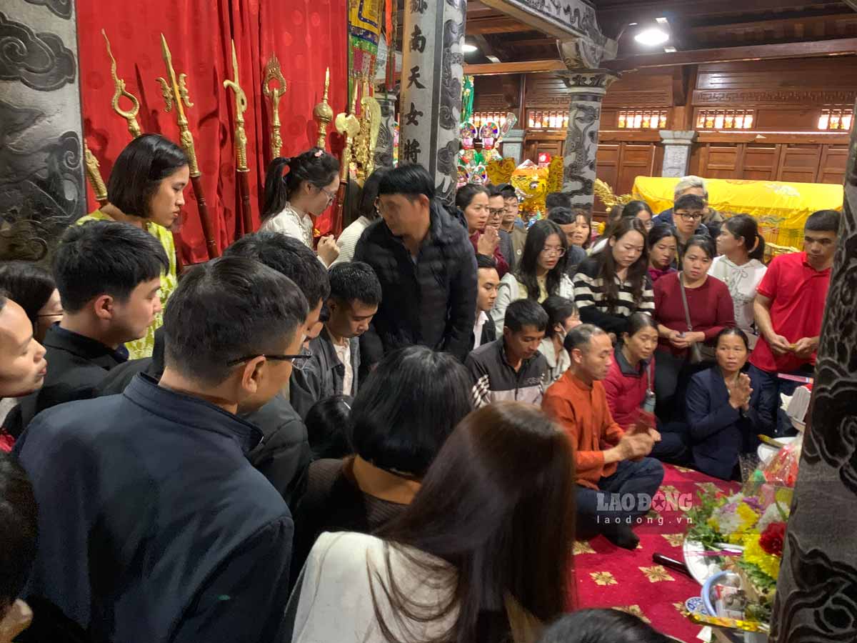 The area for fortune-telling cards is very crowded with people queuing to wait. Photo: Luong Ha