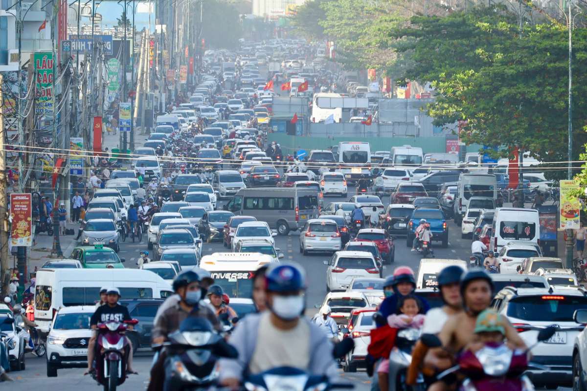 Đường Thùy Vân (khu vực Bãi Sau) ùn ứ do quá đông phương tiện tham gia giao thông. Ảnh: Toàn Phạm
