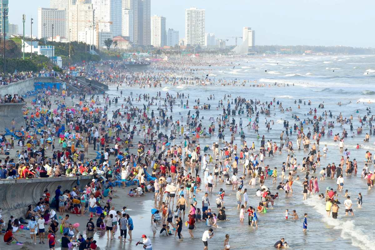 Vung Tau beach is packed with tourists on the afternoon of the 3rd day of Tet. Photo: Toan Pham