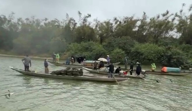 Nguyên nhân ban đầu vụ lật thuyền khiến 2 người tử vong, 2 người mất tích trên sông Gianh