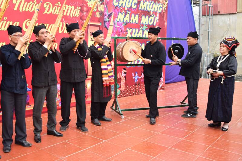 Trống, chiêng, chũm chọe và khèn bè là các nhạc cụ tạo nên âm nhạc cho các điệu xòe. Ảnh: Trường Sơn