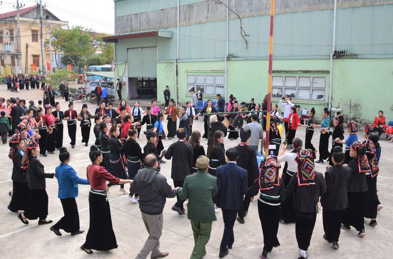 Dưới ánh lửa, dưới cây nêu, hay quanh giàn trống chiêng ngưới Thái xã Yên Châu vẫn đắm say điệu xòe. Ảnh: Trường Sơn