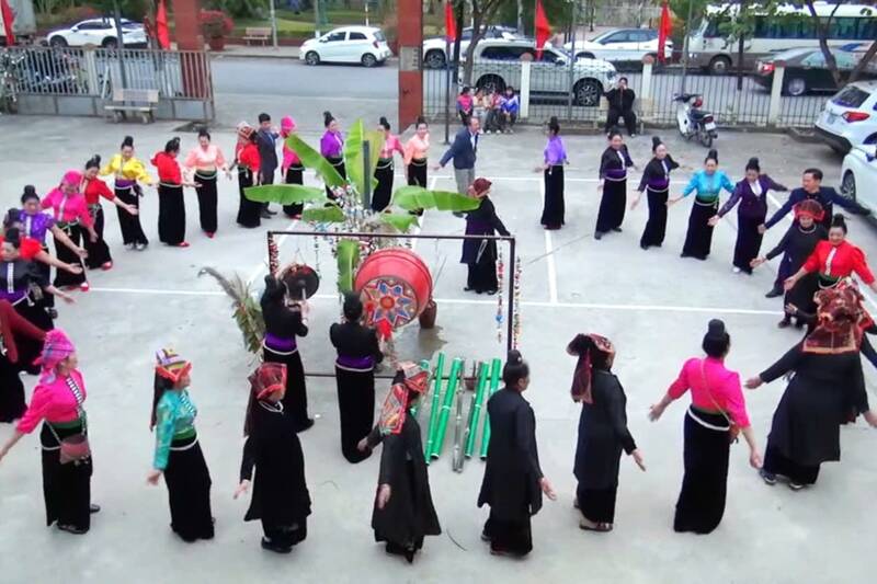 Vòng xòe đoàn kết của bà con bản Lầu, phường Tô Hiệu. Ảnh: Nguyên Thanh