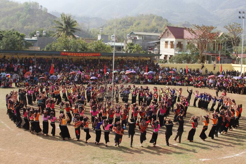 Solidarity Xoe circle - celebrating the Party, celebrating Spring in Yen Chau commune, Son La province. Photo: Truong Son