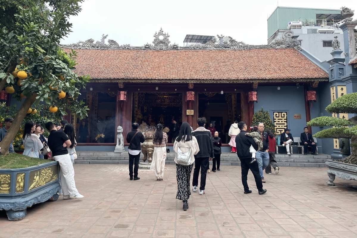 Không gian bên trong đền Ngè thu hút nhiều người dân Hải Phòng và du khách thập phương đến tham quan, dâng hương. Ảnh: Thanh Bình 